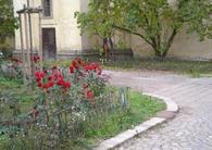 oplůtky před kostelem