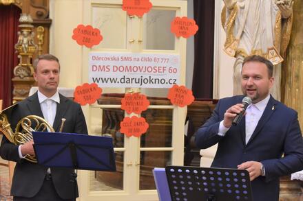 Marián Jurečka podpořil nová okna pro Domov sv. Josefa se svojí kapelou Porta Benefica. Marián Jurečka podpořil nová okna pro Domov sv. Josefa se svojí kapelou Porta Benefica.