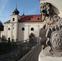 Domov sv. Josefa - kamenný lev po staletí hlída tento barokně-renesanční areál