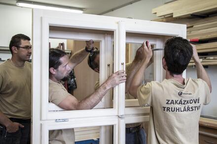 Montáž nových oken pro pacienty s roztroušenou sklerózou Montáž nových oken pro pacienty s roztroušenou sklerózou